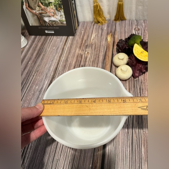 HAMILTON BEACH Vintage Milk Glass Mixing Bowl – Mid-Century USA - Picture 10 of 11